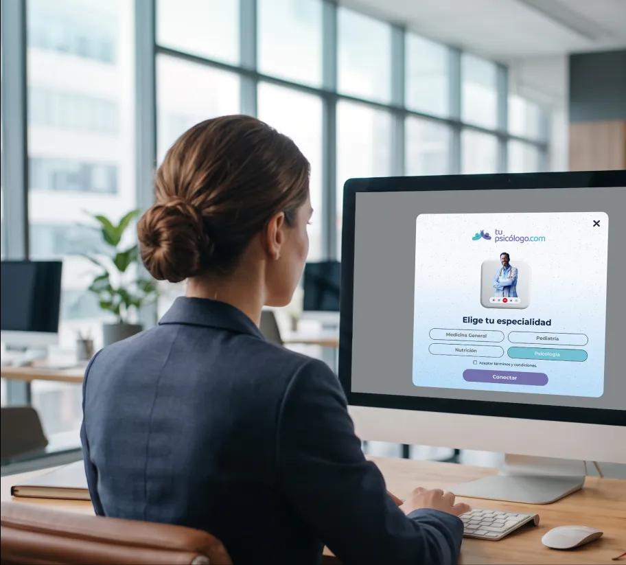 Colaboradora usando la plataforma de TuPsicólogo integrada en el portal de su empresa